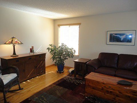 Living room w/ hardwood floors