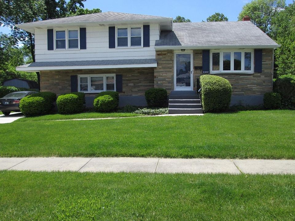 1st image of 2205 W Huntington Dr