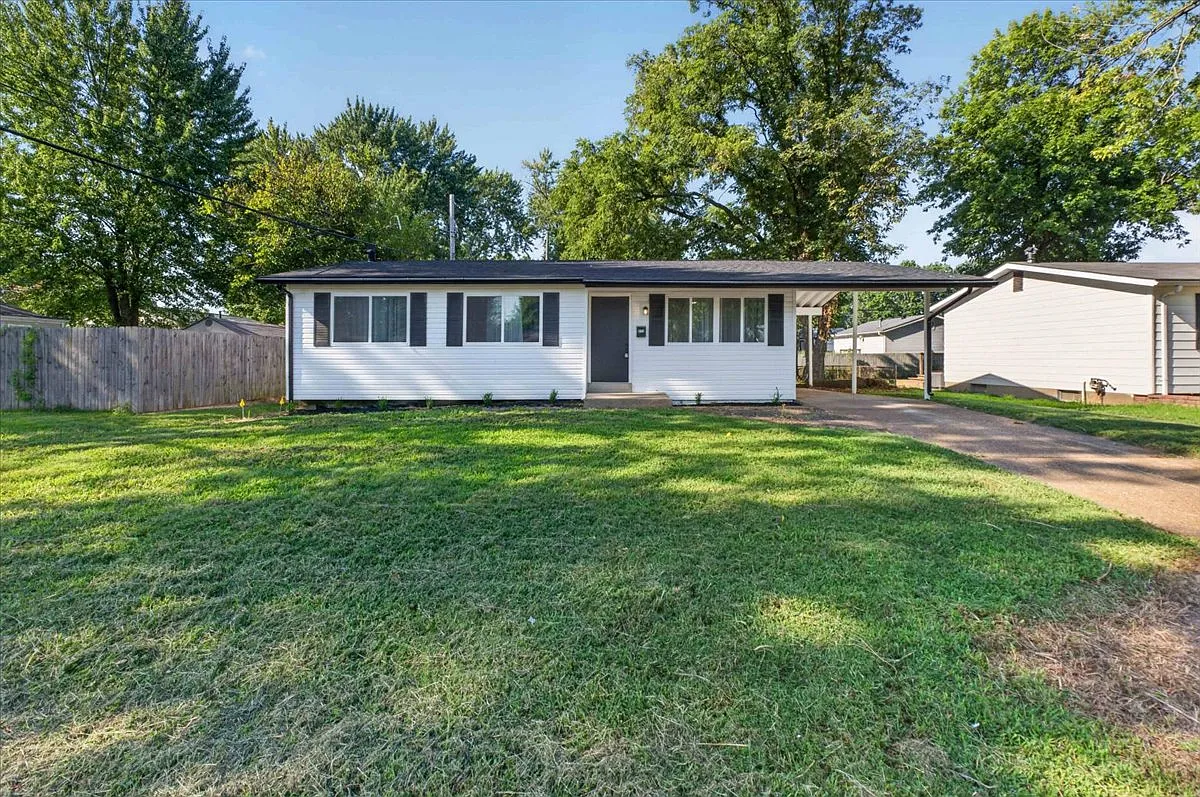3 bed, 968 sqft, $2,100 — Photo 1