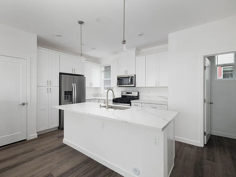 341 E 30th St E — Photo 10