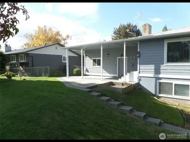 32 NE Tremont Dr #A — Photo 1