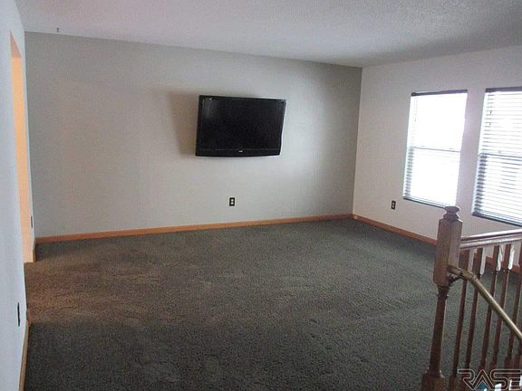 2nd image of 609 Grandeur Cir