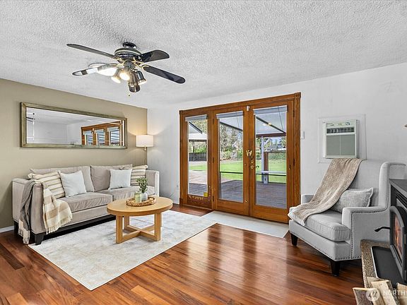 4th image of 907 Dyer Road