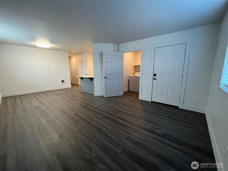 3rd image of 806 E White Birch Avenue