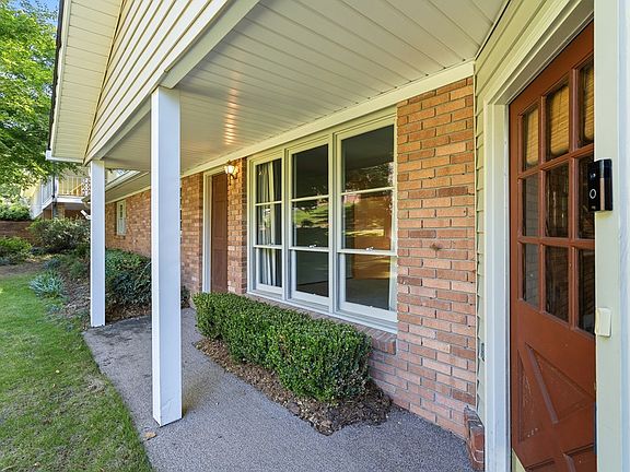 3rd image of 909 Valentine St