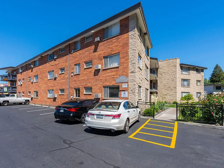 Dolphin Apartments: Leasing Specials! Great location in Kennewick — Photo 32