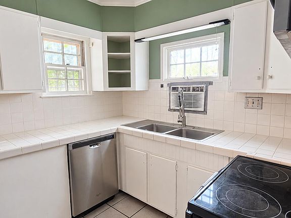 4th image of 610 W Hampton St