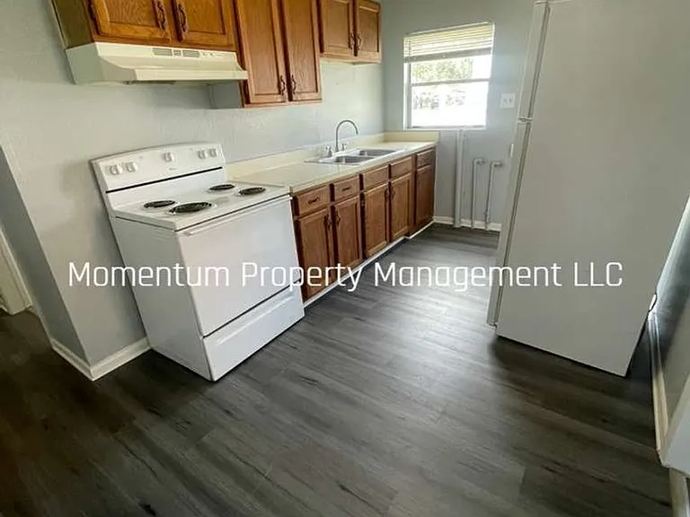 203 NE 2nd St — Photo 1