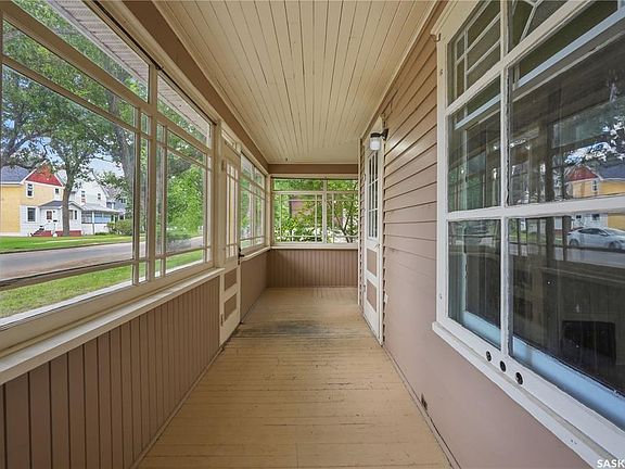 3rd image of 447 Duffield STREET W