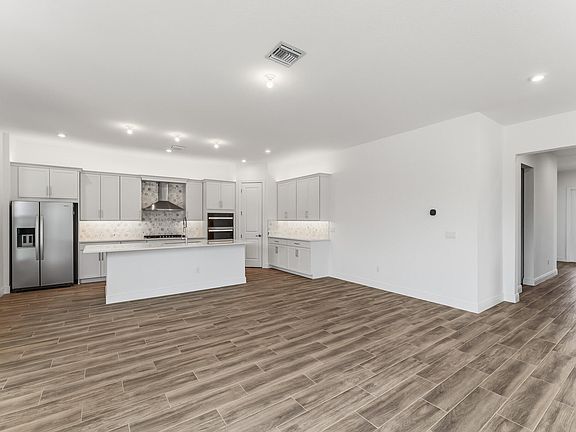 5th image of 910 SW Newfield Avenue