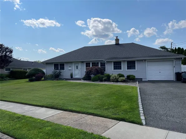 45 Polo Rd, Massapequa, NY 11758