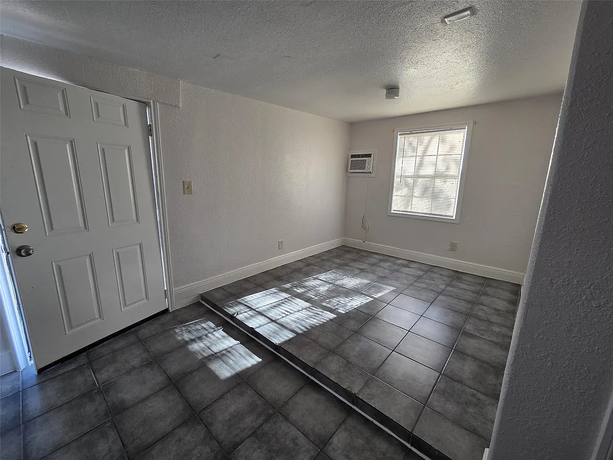 Building Photo - 302 71st St #3