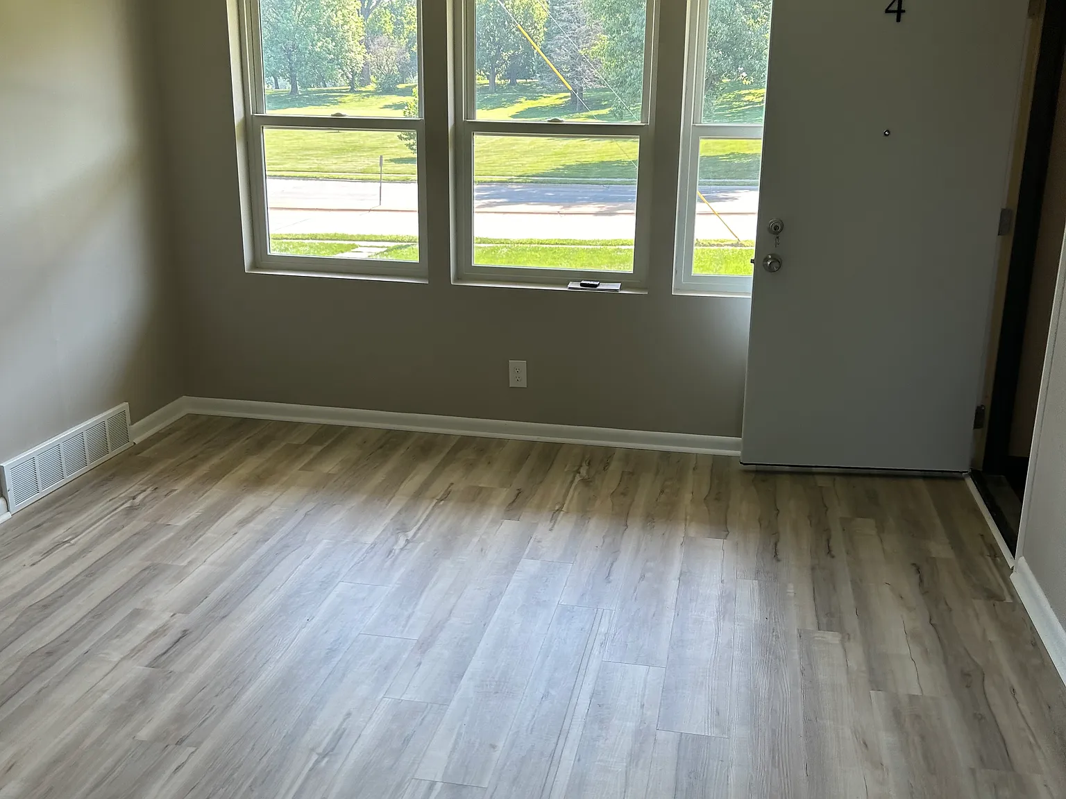 3 bed, 950 sqft, $1,075 — Photo 1