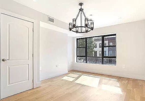3rd image of 431 Bainbridge St #3R