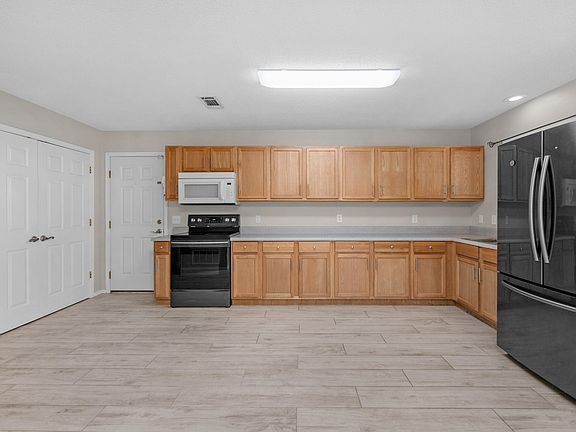 4th image of 5833 Congress St
