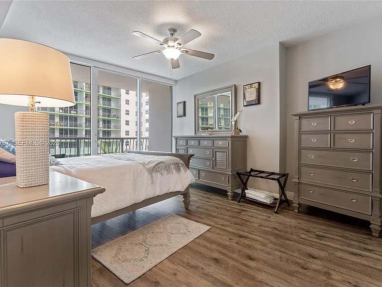 1750 N Bayshore Dr #1405 — Photo 22