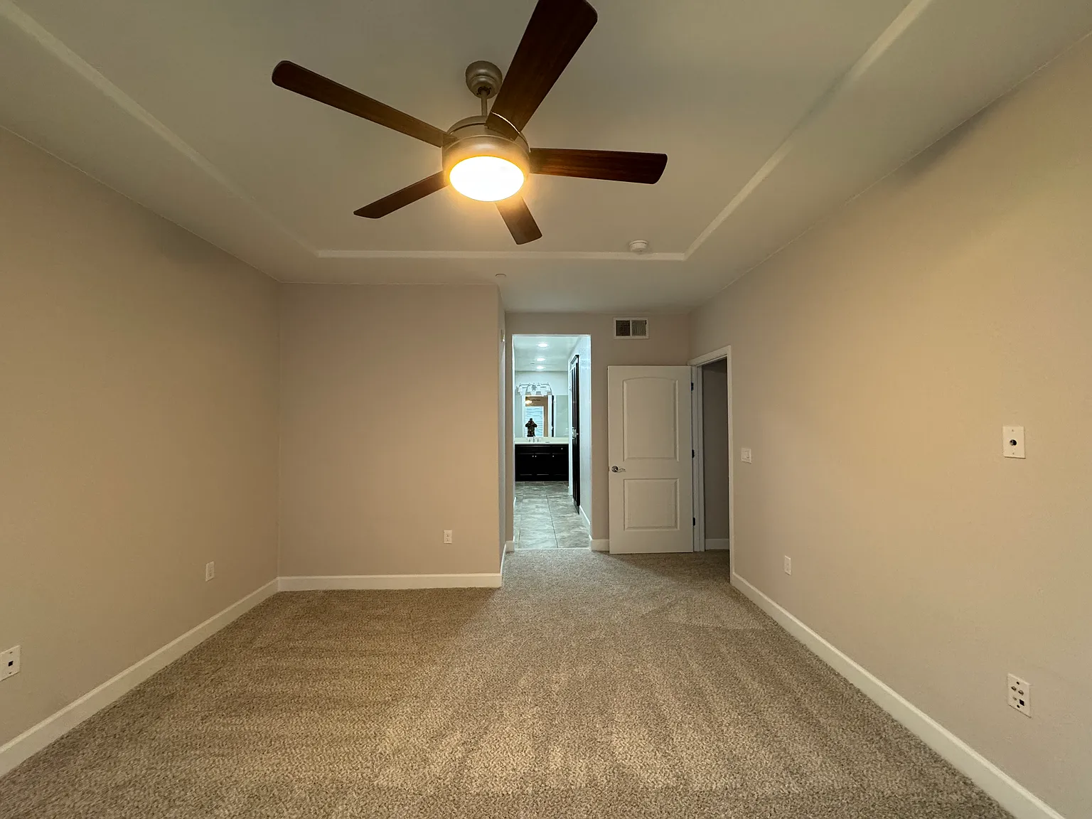 4 bed, 2025 sqft, $4,200 — Photo 2