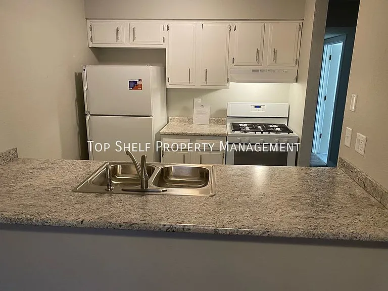 1322 Williams St — Photo 9