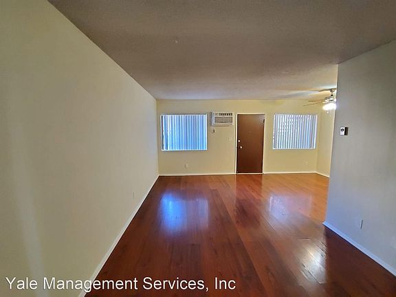 3rd image of 13400 Victory Blvd APT 3