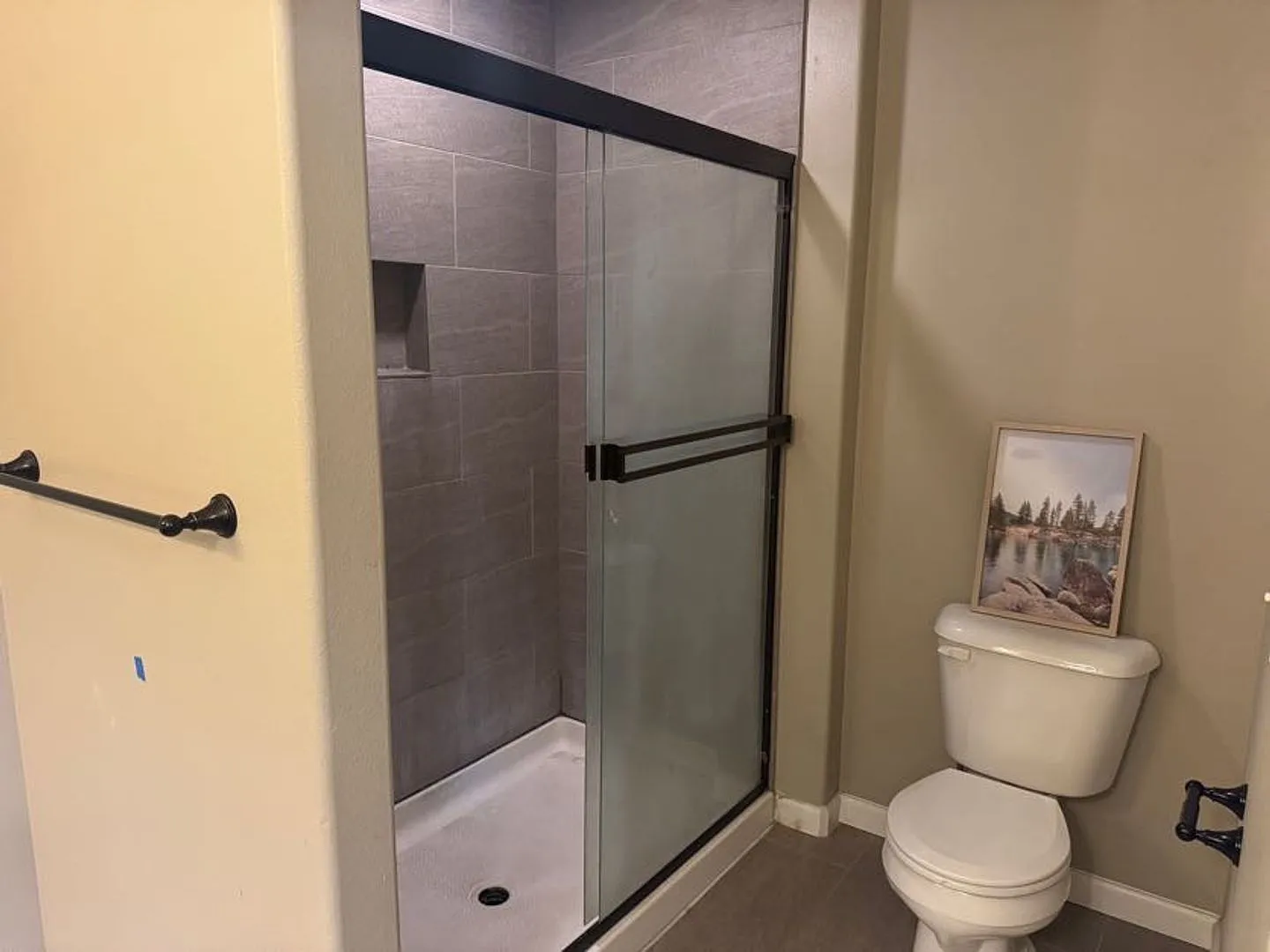 Spacious 3 Bedroom, 2.5 Bathroom Home in Prime Location — Photo 3