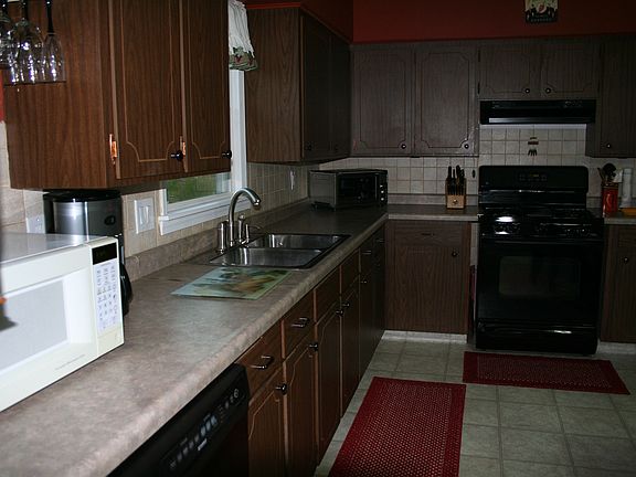 Huge eat-in kitchen with newer appliances (2006)