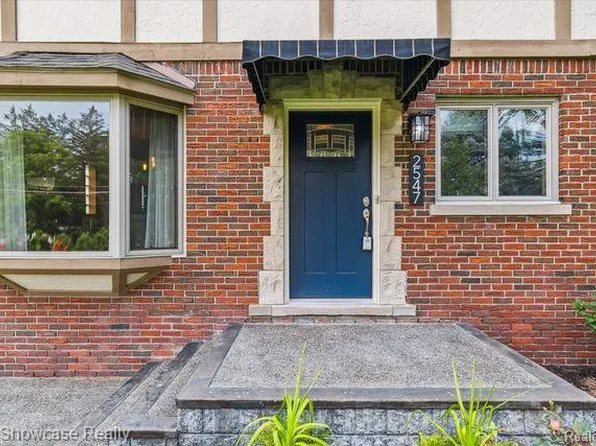 2547 S Commerce Rd, Wolverine Lake, MI 48390