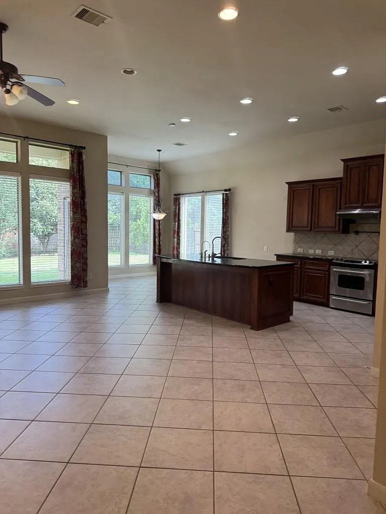 4 bed, 3.0 bath, 2907 sqft, $2,800 — Photo 3