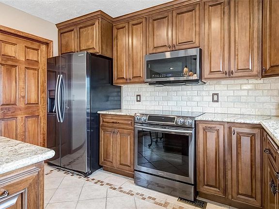 4th image of 13510 Lakewood Dr