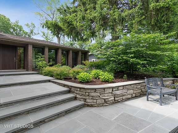 2nd image of 824 Stonegate Dr