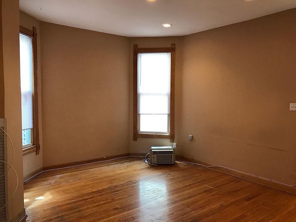 2nd image of 3639 N Greenview Ave APT 2R
