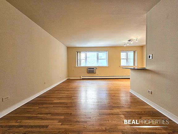 3rd image of 625 W Wrightwood Ave APT 322