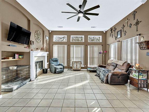 4th image of 403 Lochwood Cir