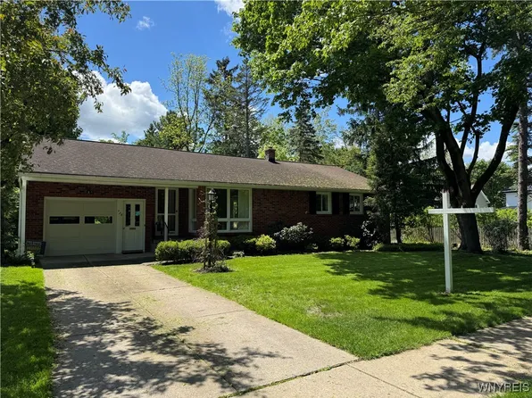 725 Warren Dr, East Aurora, NY 14052