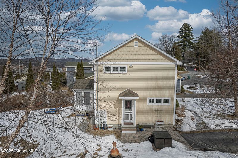 4th image of 8 Beatty Road