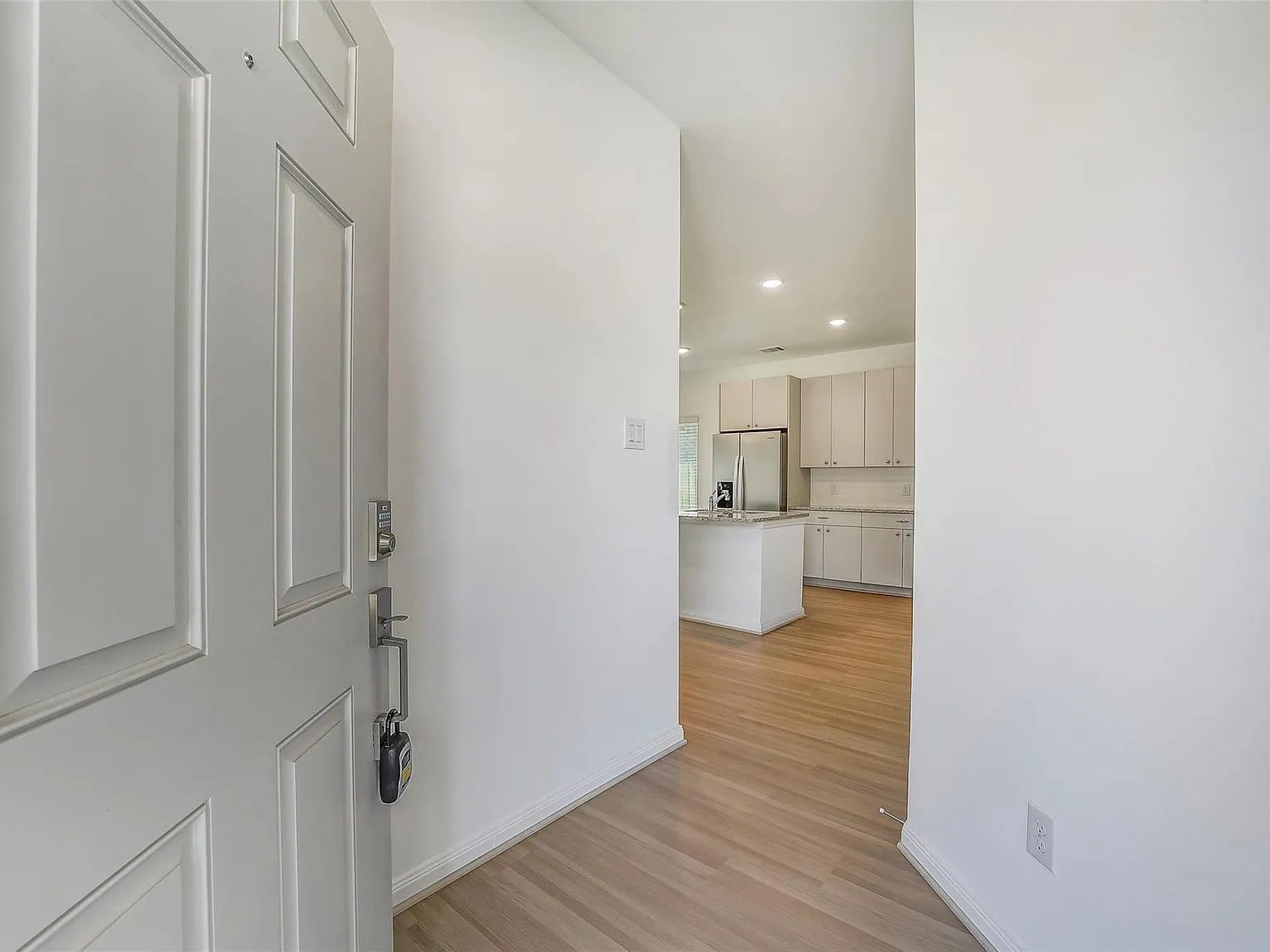 3 bed, 2.0 bath, 1665 sqft, $2,150 — Photo 3