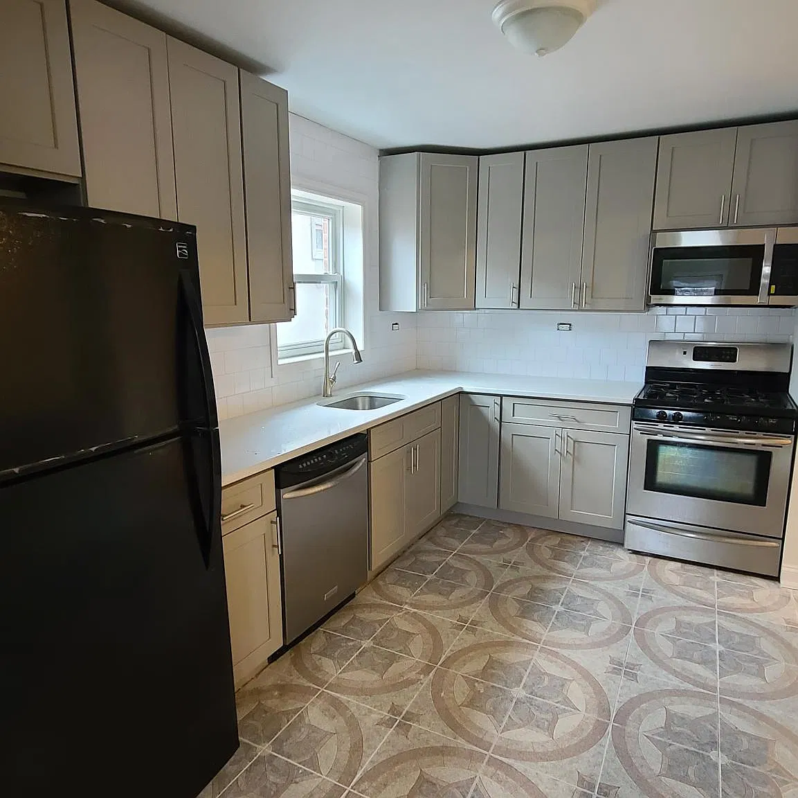 3 bed, 1.5 bath, $3,800 — Photo 1