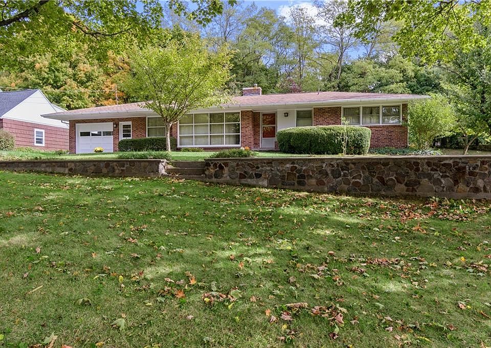1st image of 4 Hillcrest Dr