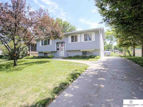 3rd image of 7623 Park View Blvd