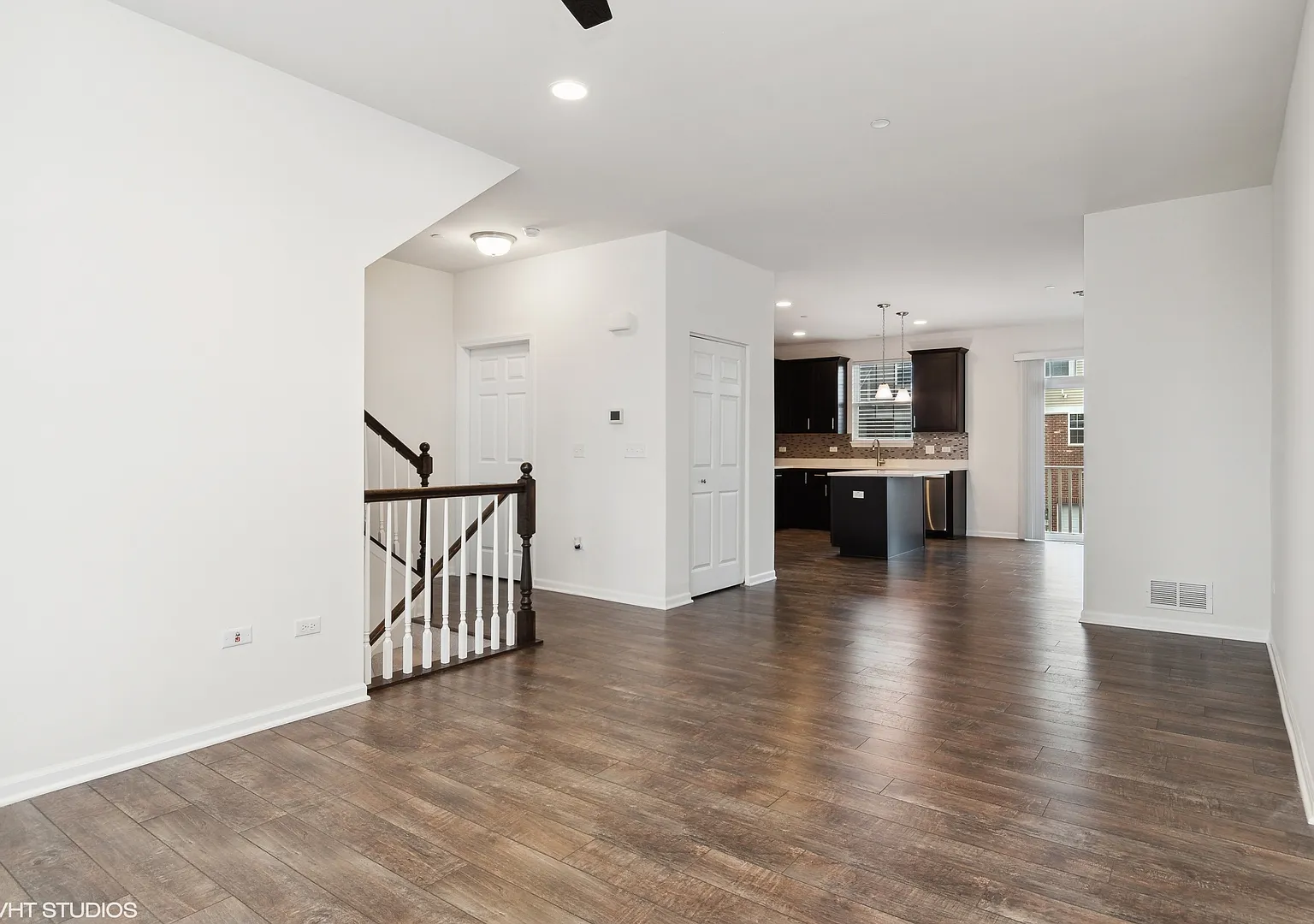 3 bed, 2.5 bath, 1910 sqft, $3,000 — Photo 2