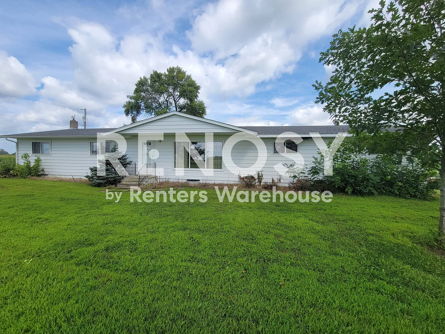 Available Now 3 Bedroom 1 Bath Country Home In Janesvile — Photo 2