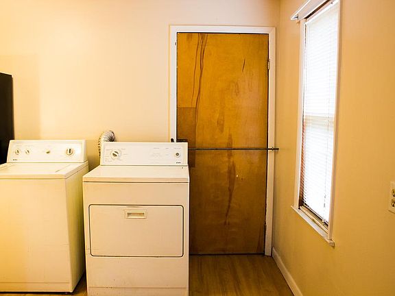 3rd image of 1641 Marshall St S