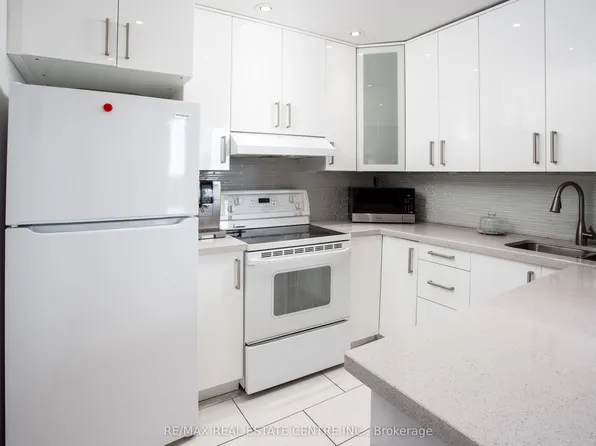 25 Agnes St #Penthouse 06-1206, Mississauga, ON L5B 3X7