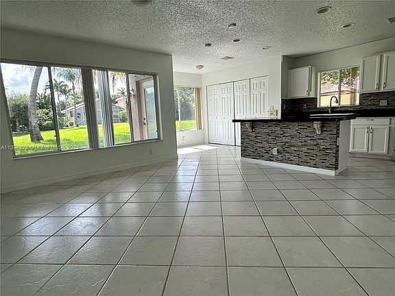 5th image of 6337 Willoughby Cir