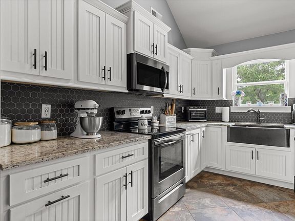 3rd image of 72 Farm View Cir