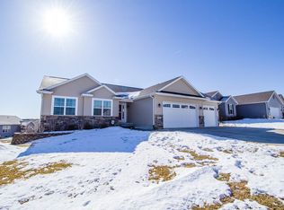 2610 Feather Ridge Dr, Cedar Falls, IA 50613