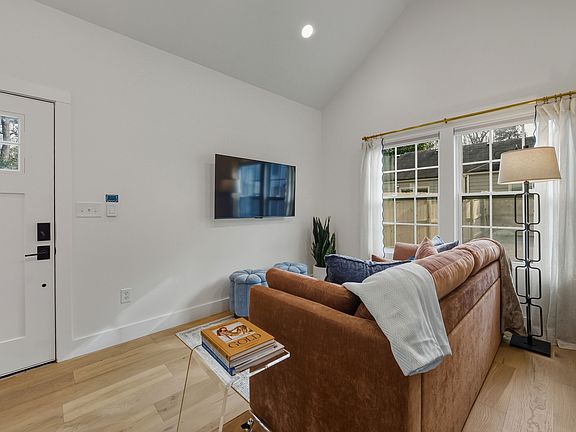 4th image of 621 Coventry Rd