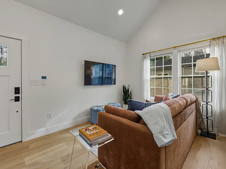 621 Coventry Rd — Photo 4
