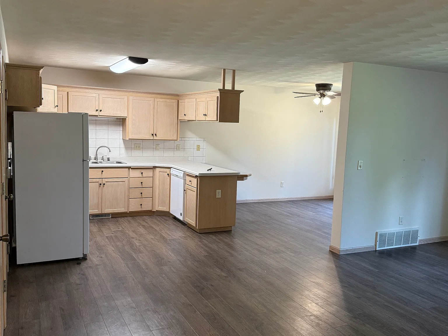 4 bed, 2.5 bath, 1600 sqft, $1,585 — Photo 2