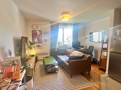 422 E 10th St #2F Photo 1