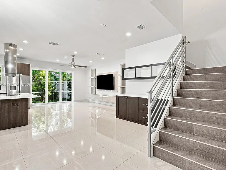 3237 NE 5th St — Photo 3